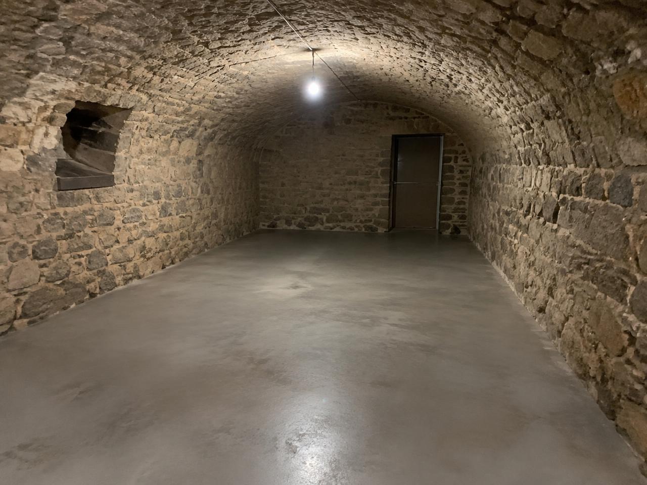 Après le débarras : une cave rendue à nu